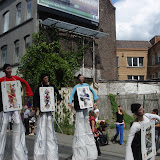 Şu çubukların üstünde nasıl yürüyorlar anlamadım.